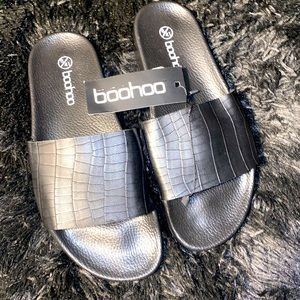 Black pool slide snake skin pattern NWT size 10